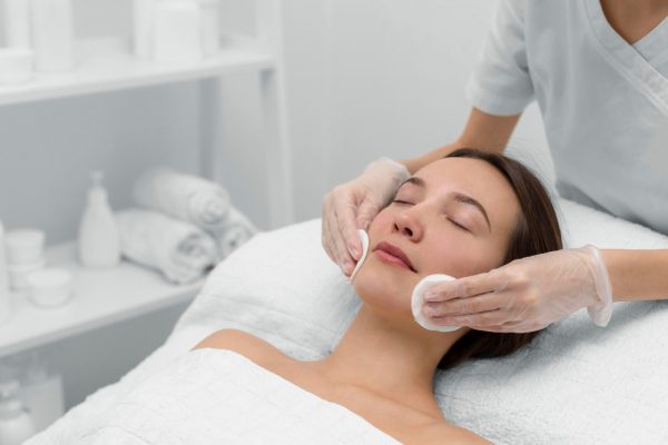 esteticista-clienta-salon-rutina-cuidado-facial