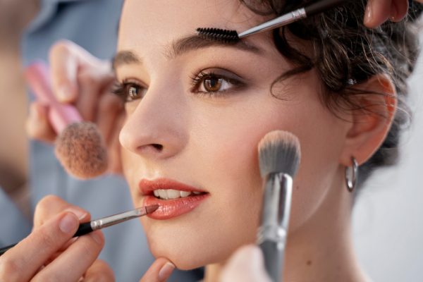 maquilladora-preparando-modelo-sesion-fotos