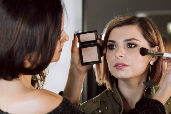 maquilladora-profesional-trabajando-estudio