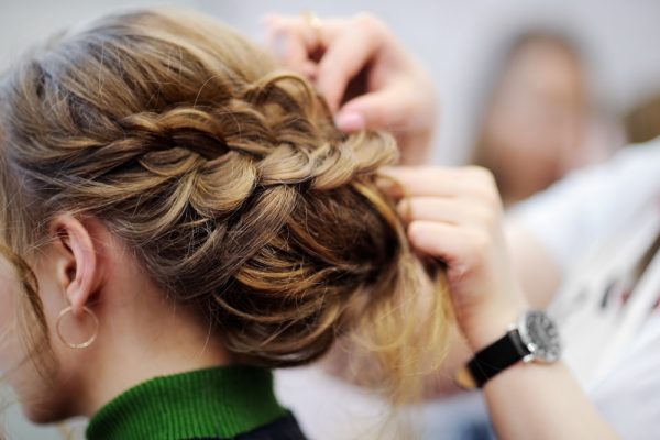 mujer-joven-novia-que-hace-pelo-antes-boda-o-fiesta