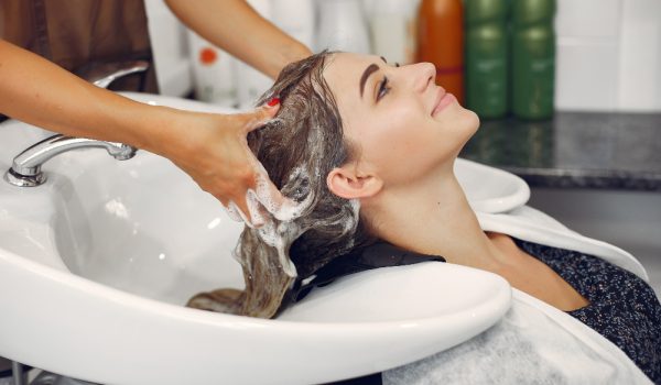 mujer-lavando-cabeza-peluqueria(1)